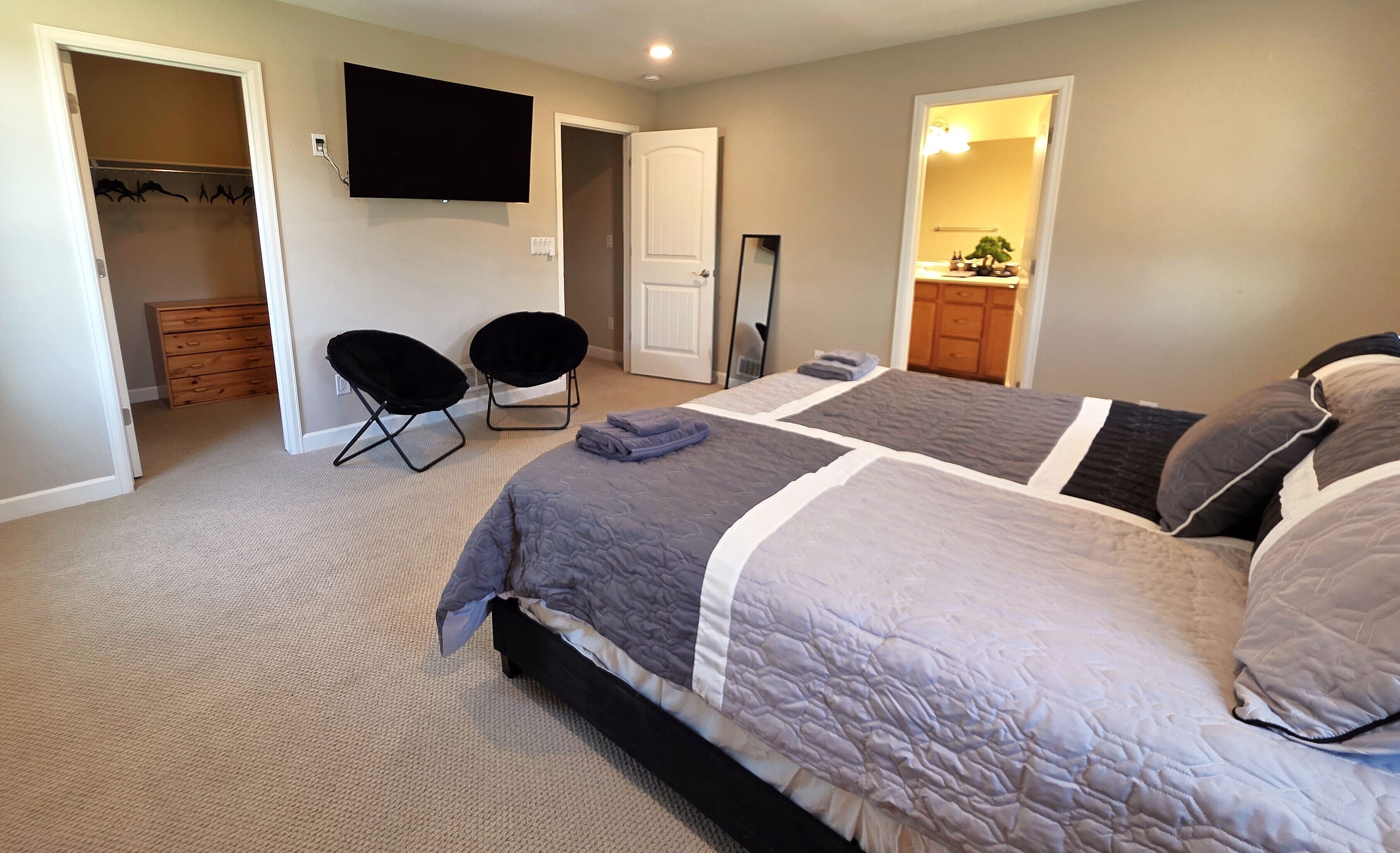 Iron/ironing board, WiFi, bed sheets