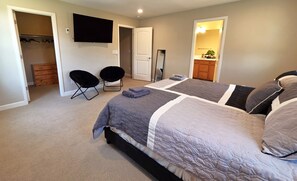 Iron/ironing board, WiFi, bed sheets - Serene 3 Bdrm 3 Bthrm Home in Aurora, Sleeps 10 & Near Everything!!! (Aurora)