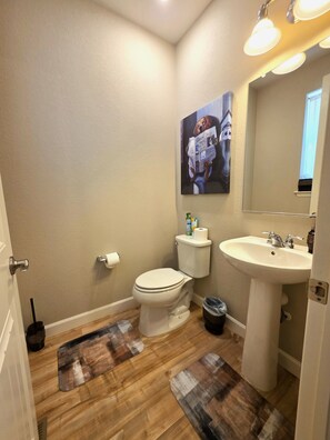 Hair dryer, towels, soap, toilet paper - Serene 3 Bdrm 3 Bthrm Home in Aurora, Sleeps 10 & Near Everything!!! (Aurora)