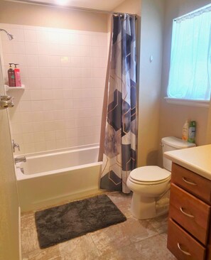 Hair dryer, towels, soap, toilet paper - Serene 3 Bdrm 3 Bthrm Home in Aurora, Sleeps 10 & Near Everything!!! (Aurora)