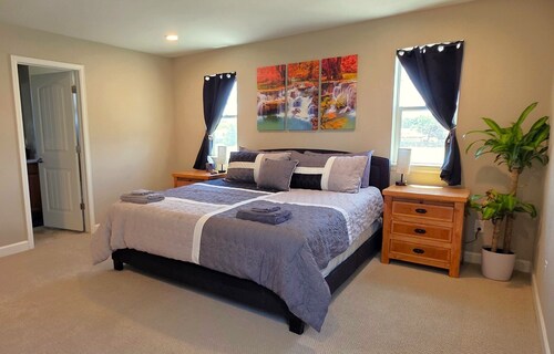 Serene 3 Bdrm 3 Bthrm Home in Aurora, Sleeps 10 & Near Everything!!!