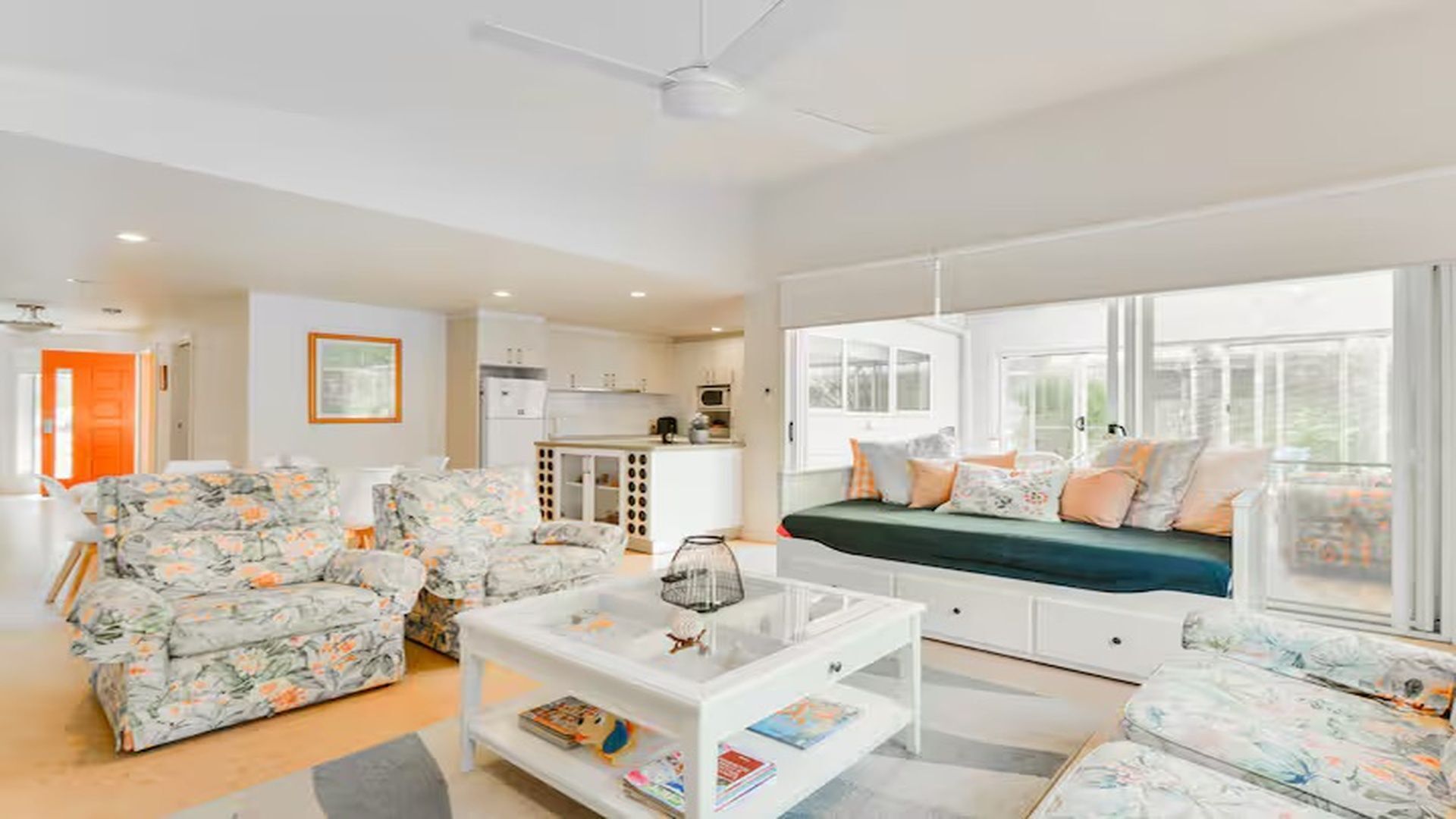 Una Smart TV, una chimenea, libros