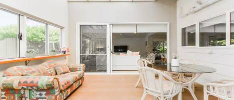 Smart TV, chimenea, libros