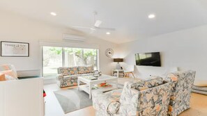 Smart TV, fireplace, books - San Remo Getaway - Incredible Central Location (San Remo)