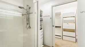 Shower, hair dryer - San Remo Getaway - Incredible Central Location (San Remo)