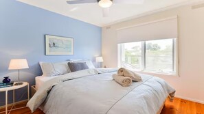4 bedrooms, iron/ironing board, travel cot, Internet - San Remo Getaway - Incredible Central Location (San Remo)