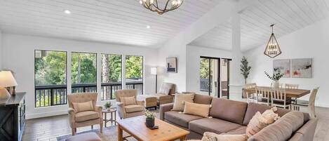 テレビ、暖炉、書斎 / ワークスペース