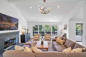 Télévision, cheminée, espaces bureaux