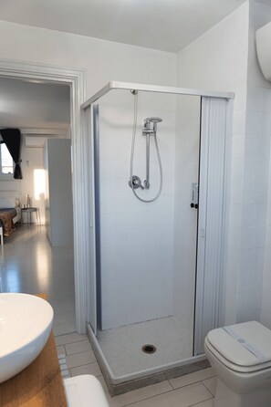 Hiustenkuivaaja, bidee, pyyhkeet, saippua