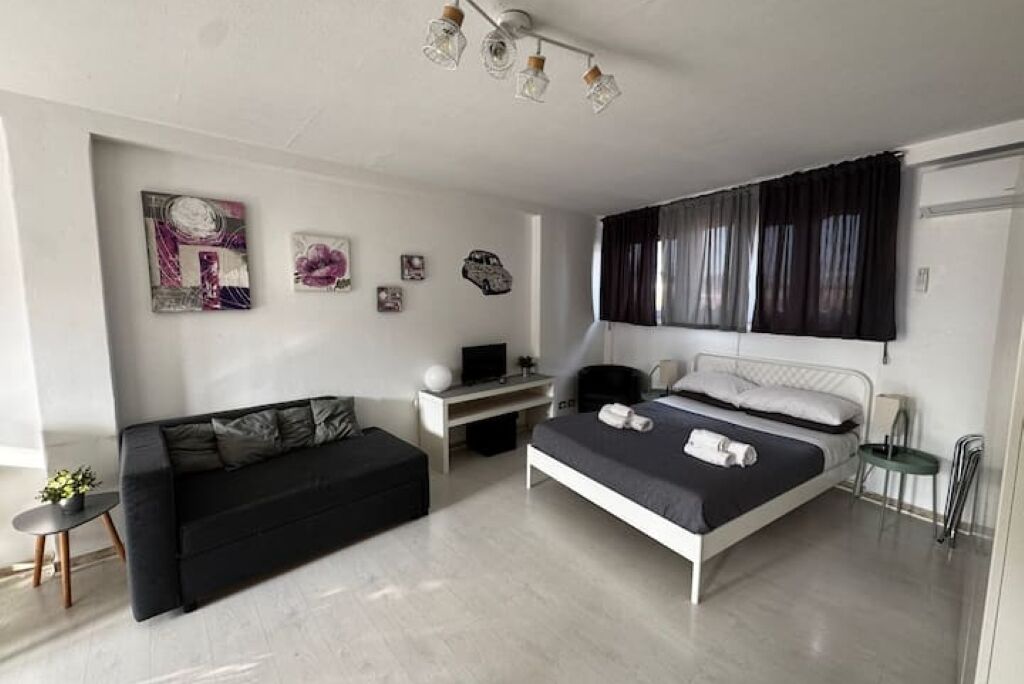 مكواة/لوح كي وخدمة الإنترنت وملاءات أسرّة