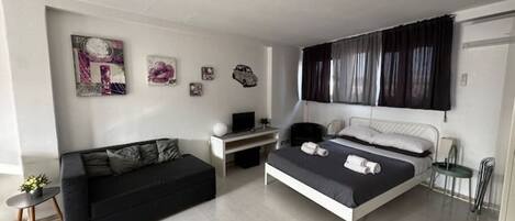 مكواة/لوح كي وخدمة الإنترنت وملاءات أسرّة