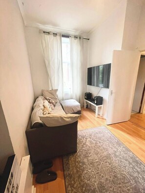 Living area - West-end 2 Bed Flat Entire Place w/ Free Parking (Glasgow)