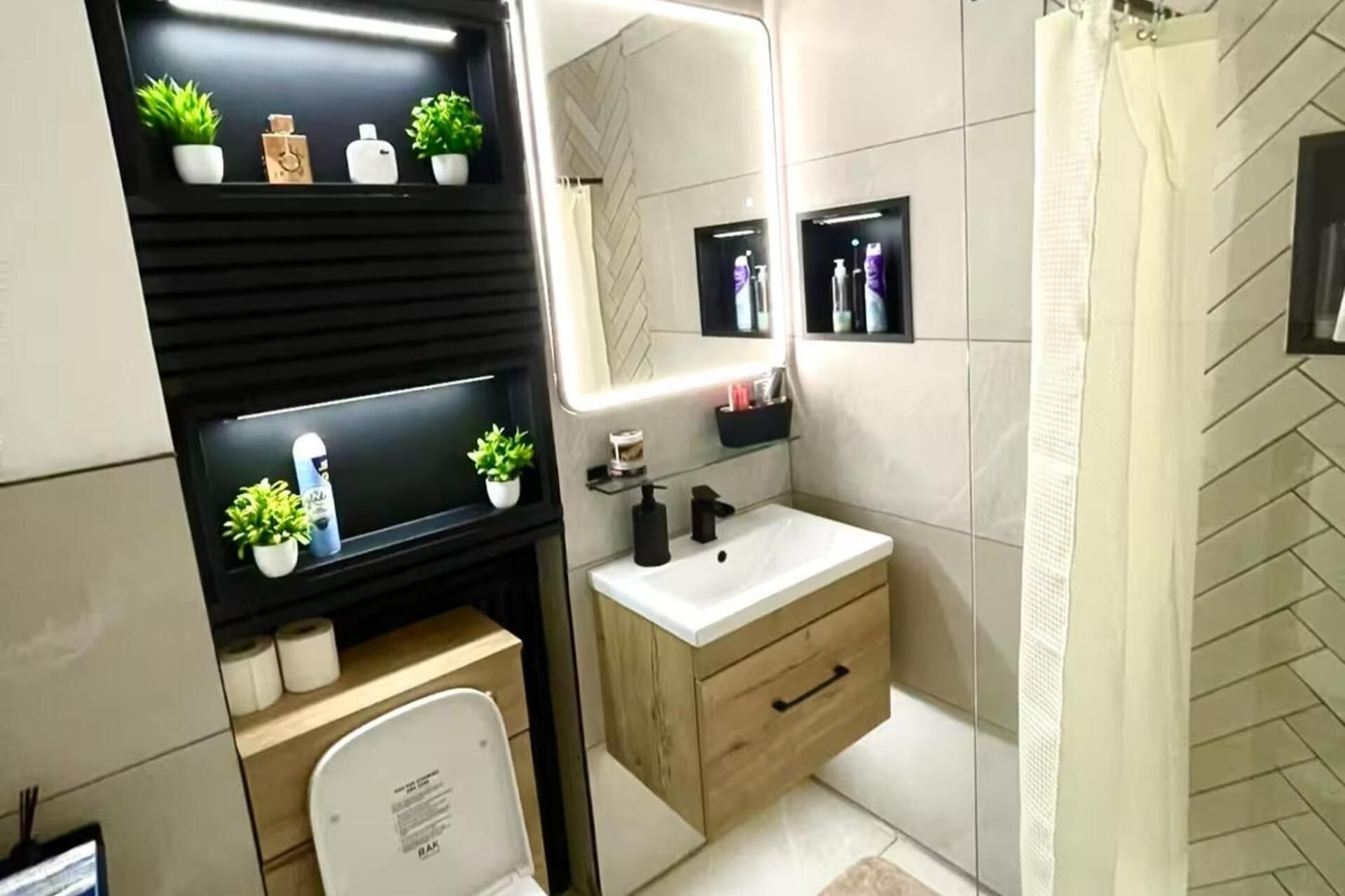 Douche, séchoir à cheveux, serviettes fournies