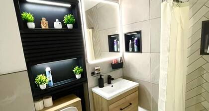 2 Bed Flat - Sleeps 4 - Parking - Wifi