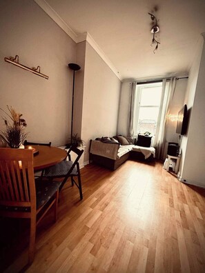 Interior - West-end 2 Bed Flat Entire Place w/ Free Parking (Glasgow)