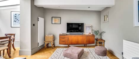 2 bedrooms, iron/ironing board, travel crib, free WiFi