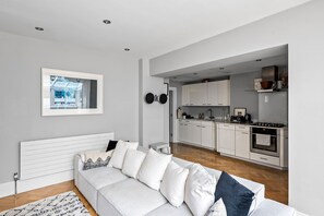 Smart TV, livros, biblioteca musical, aparelho de som
