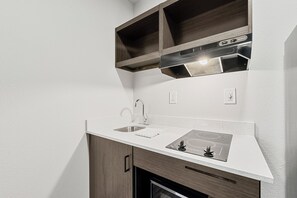 Microwave, stovetop, cookware/dishes/utensils - Southern Suites East Point (Atlanta)