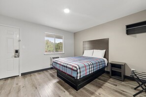 Desk, laptop workspace - Southern Suites East Point (East Point)