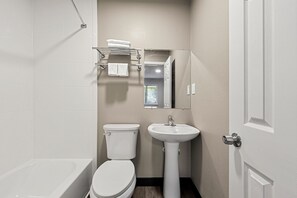 Shower, free toiletries, towels, soap - Southern Suites East Point (Atlanta)