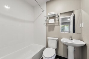 Shower, free toiletries, towels, soap - Southern Suites East Point (East Point)