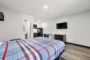 Desk, laptop workspace - Southern Suites East Point (East Point)