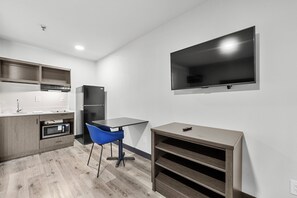 Microwave, stovetop, cookware/dishes/utensils - Southern Suites East Point (East Point)