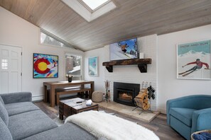 Smart TV y chimenea 