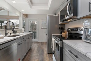 Fridge, microwave, oven, stovetop - Cozy Vail Retreat, On Shuttle Route, BBQ (Vail)