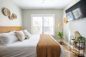 Iron/ironing board, travel cot, WiFi, bed sheets - Sunny Stylish & Central - Luxe Little Italy Studio (San Diego)