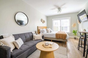 TV, offices - Sunny Stylish & Central - Luxe Little Italy Studio (San Diego)