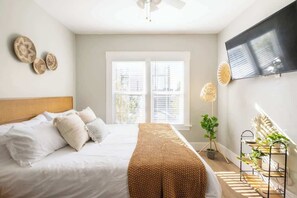 Iron/ironing board, travel cot, WiFi, bed sheets - Sunny Stylish & Central - Luxe Little Italy Studio (San Diego)