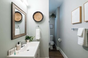 Shower, hair dryer, towels - Sunny Stylish & Central - Luxe Little Italy Studio (San Diego)