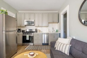Frigorífico, microondas, horno y placa de cocina