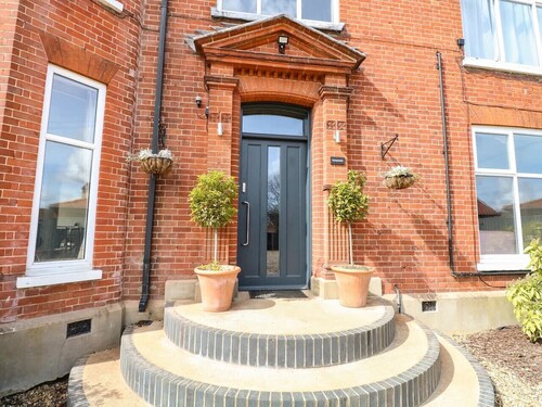 Large home for 12 with hot tub, BBQ and pool table