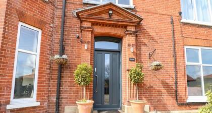 Large home for 12 with hot tub, BBQ and pool table