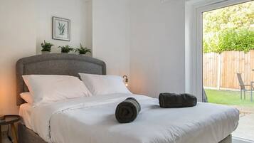 6 bedrooms, desk, iron/ironing board, travel cot