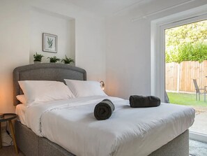 6 soverom, skrivebord, strykejern/-brett og reiseseng for barn