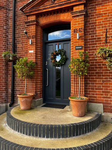 Large home for 12 with hot tub, BBQ and pool table