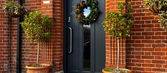 Large home for 12 with hot tub, BBQ and pool table