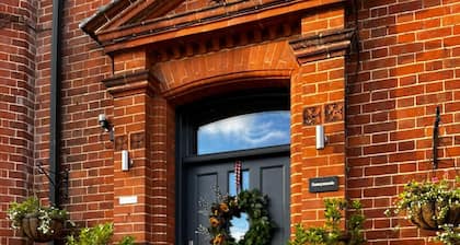 Large home for 12 with hot tub, BBQ and pool table