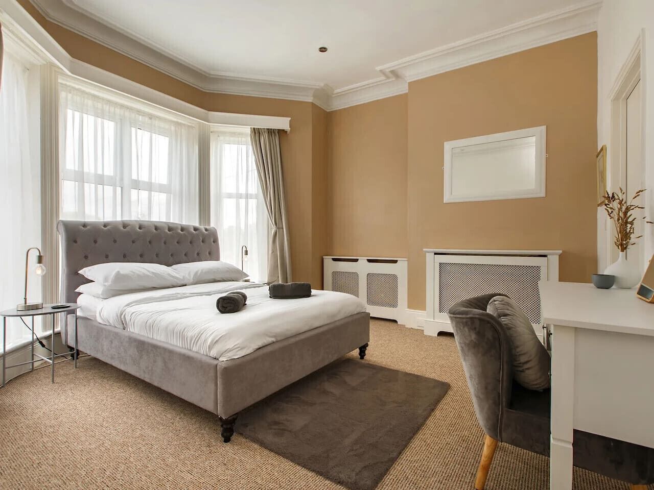 6 bedrooms, desk, iron/ironing board, travel crib