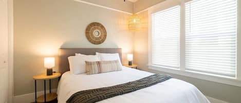 Tabla de planchar con plancha, cuna de viaje, wifi y ropa de cama