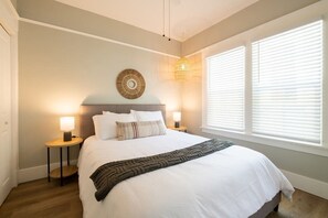 Iron/ironing board, travel cot, WiFi, bed sheets - Chic Little Italy Apt | Balcony | Walk Everywhere! (San Diego)