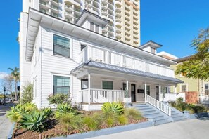 Exterior - Discover Little Italy! Central & Walkable Boho Apt (San Diego)