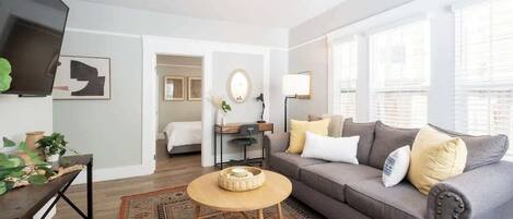 Tabla de planchar con plancha, cuna de viaje, wifi y ropa de cama