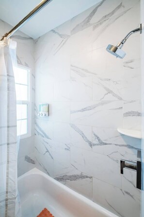 Shower, hair dryer, towels - Discover Little Italy! Central & Walkable Boho Apt (San Diego)