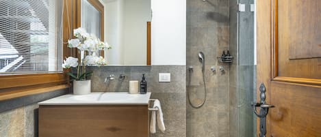 Douche, séchoir à cheveux, bidet, serviettes fournies