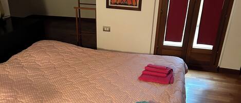 1 bedroom, bed sheets