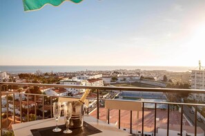 Outdoor dining - Spectacular sea views from the Morasol building. (Nerja)
